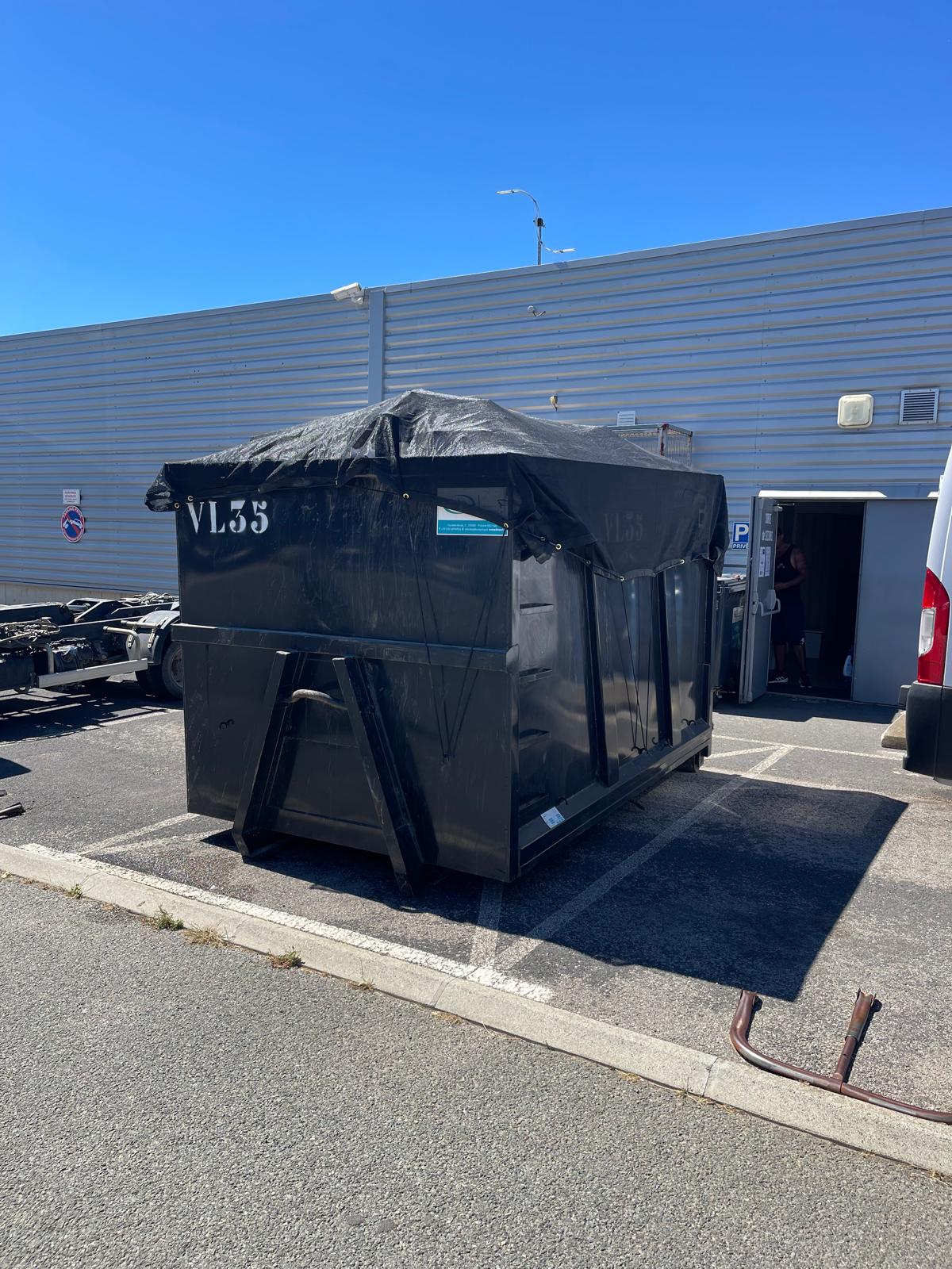 Benne déchets de peinture sèche : collecte, tri et enlèvement réglementaires